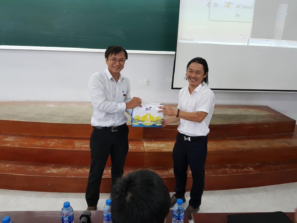 Thầy Trần Minh Hoàng tặng quà lưu niệm cho ông Nguyễn Khoa Hoàng Long