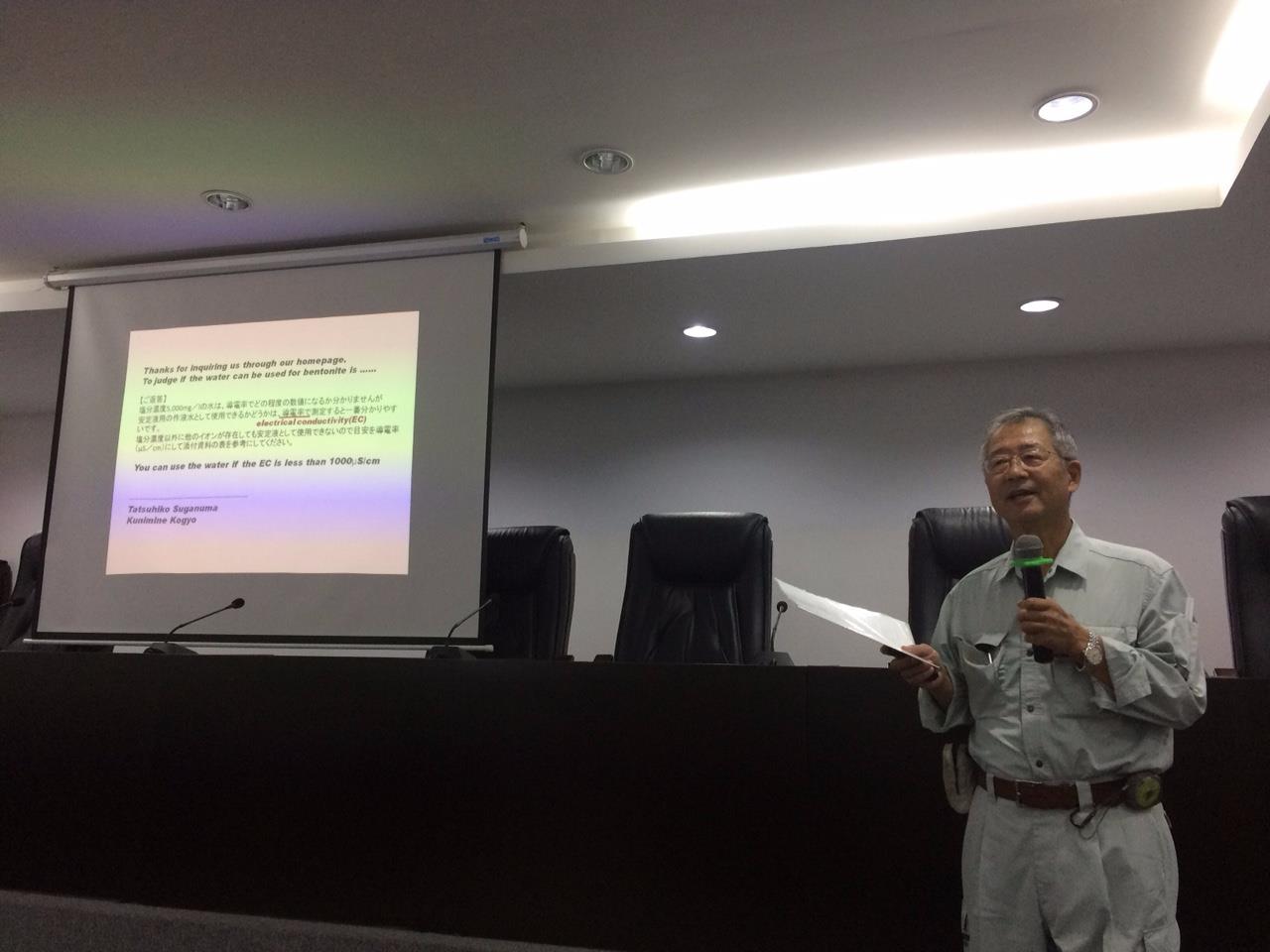 Ông Yasumitsu Watanabe báo cáo tại hội thảo