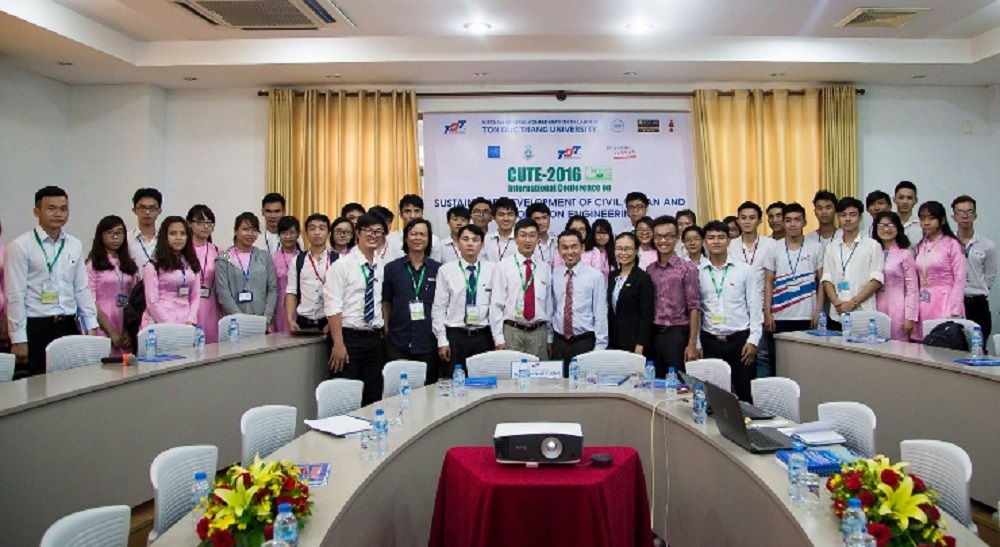 Sinh viên tham gia hội thảo quốc tế tại trường