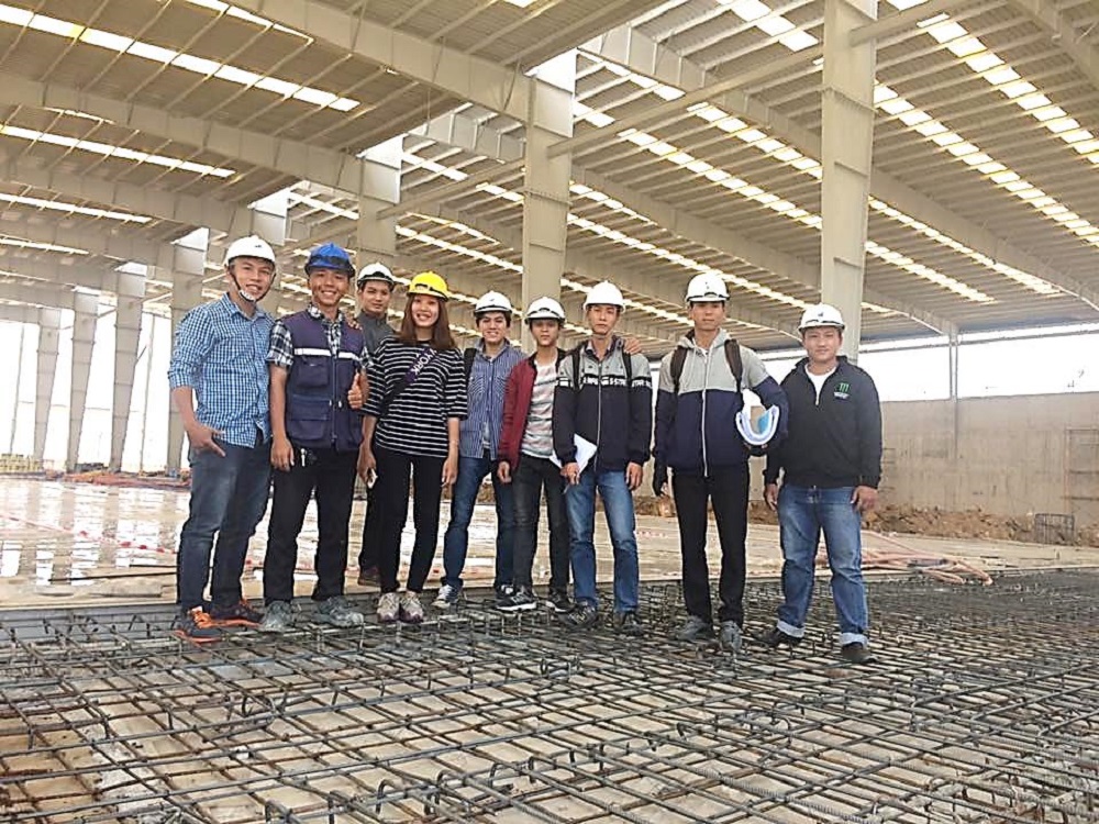 Sinh viên kiến tập tại công trường xây dựng
