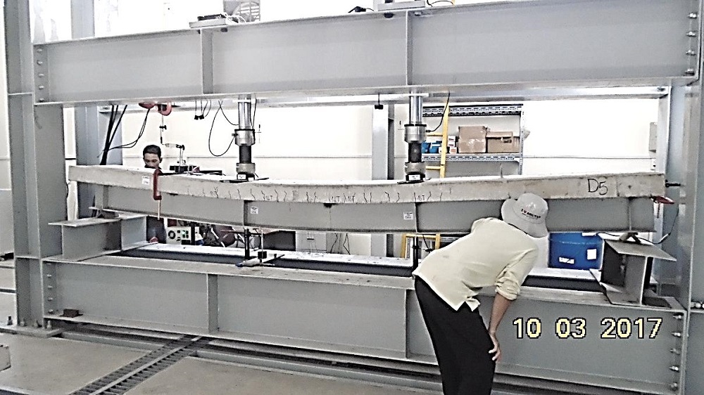 Sinh viên thí nghiệm tại phòng thí nghiệm của trường