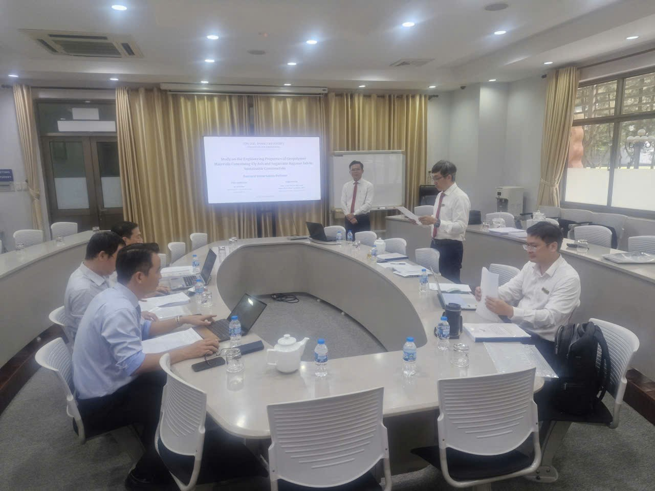 Hình. PGS.TS. Trần Minh Tùng, Chủ tịch Hội đồng - Trưởng Khoa Kỹ thuật công trình đọc Quyết định thành lập Hội đồng