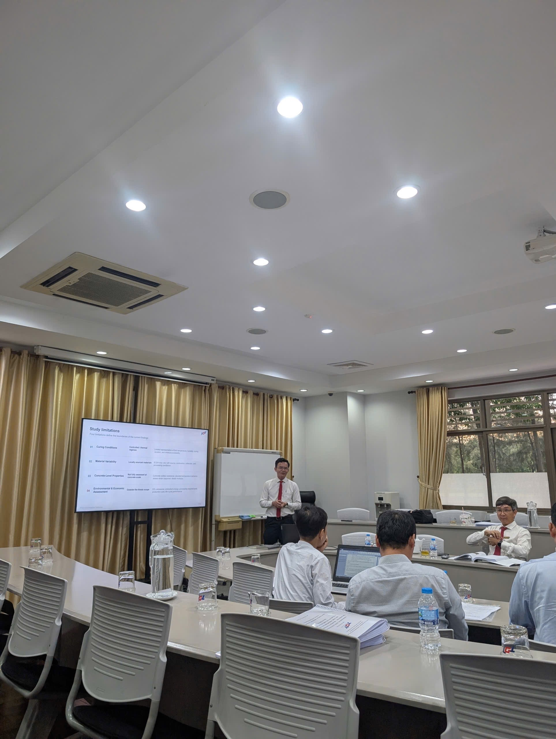 Hình. NCS. Võ Văn Thảo trình bày nội dung Luận án trước Hội đồng 1