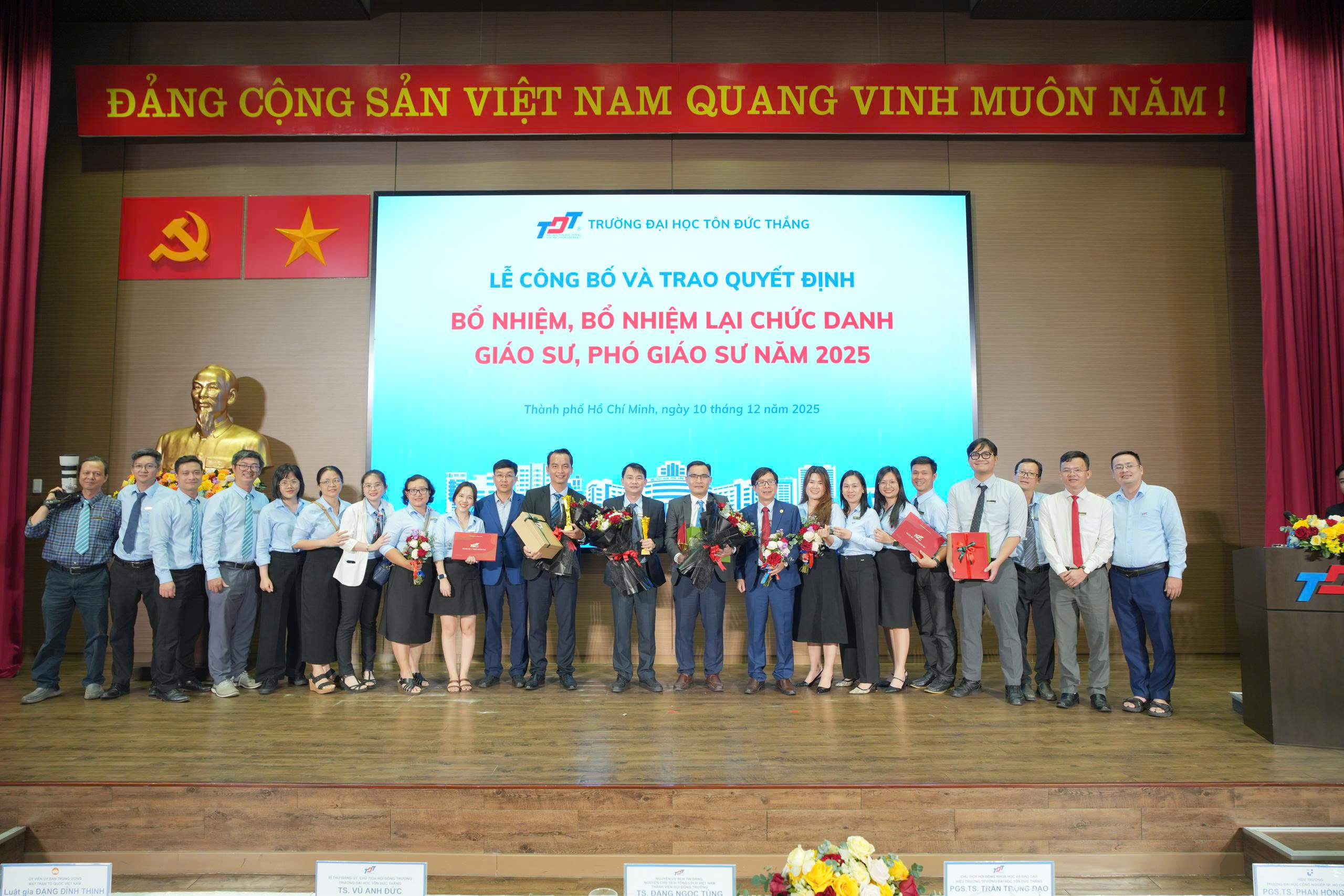 Tập thể thầy, cô giáo Khoa KTCT chúc mừng các thầy vừa được bổ nhiệm chức danh Phó Giáo sư